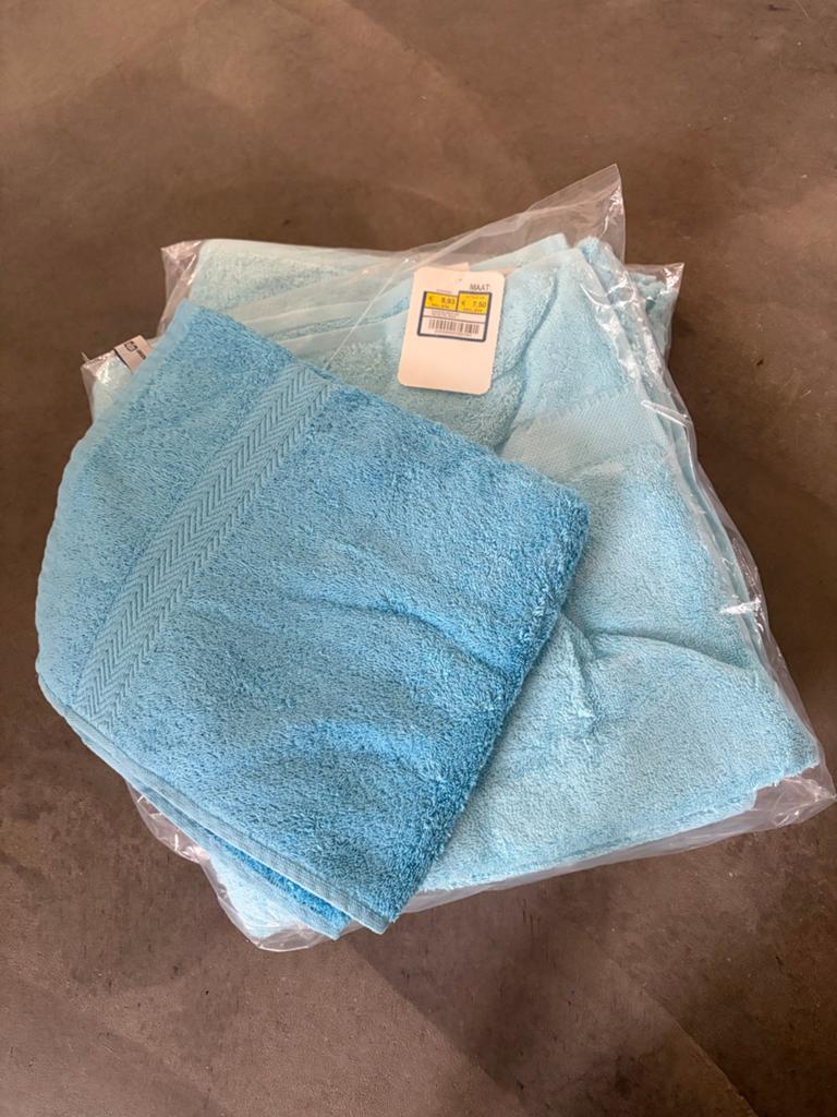 Nieuwe blauwe handdoeken set: 2x 70x140cm, 1x 94x47cm, Ophalen of Verzenden, Zo goed als nieuw, Blauw, Handdoek
