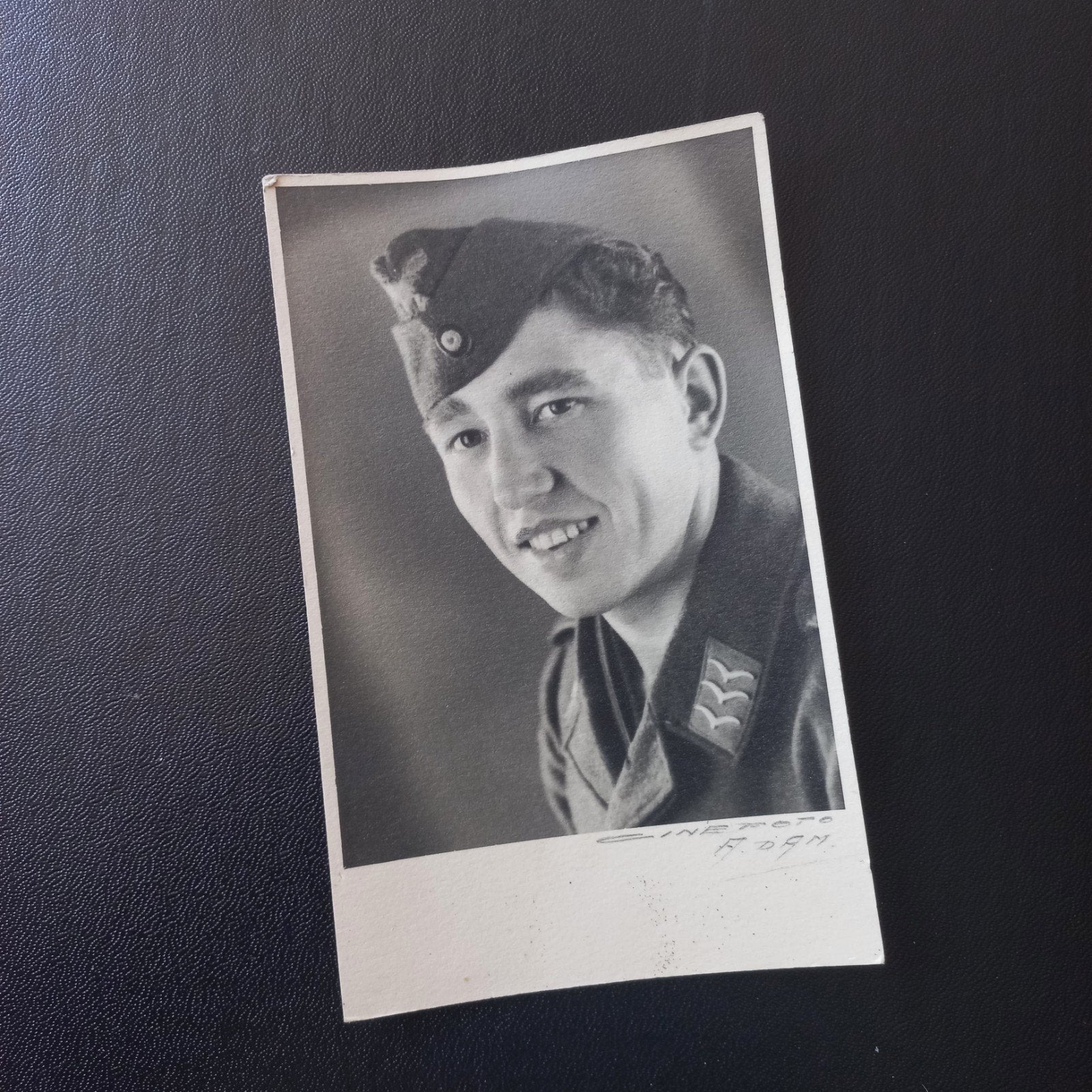 Duits portret foto Luftwaffe lid genomen in Amsterdam Flak, Ophalen of Verzenden, Luchtmacht, Duitsland, Foto of Poster