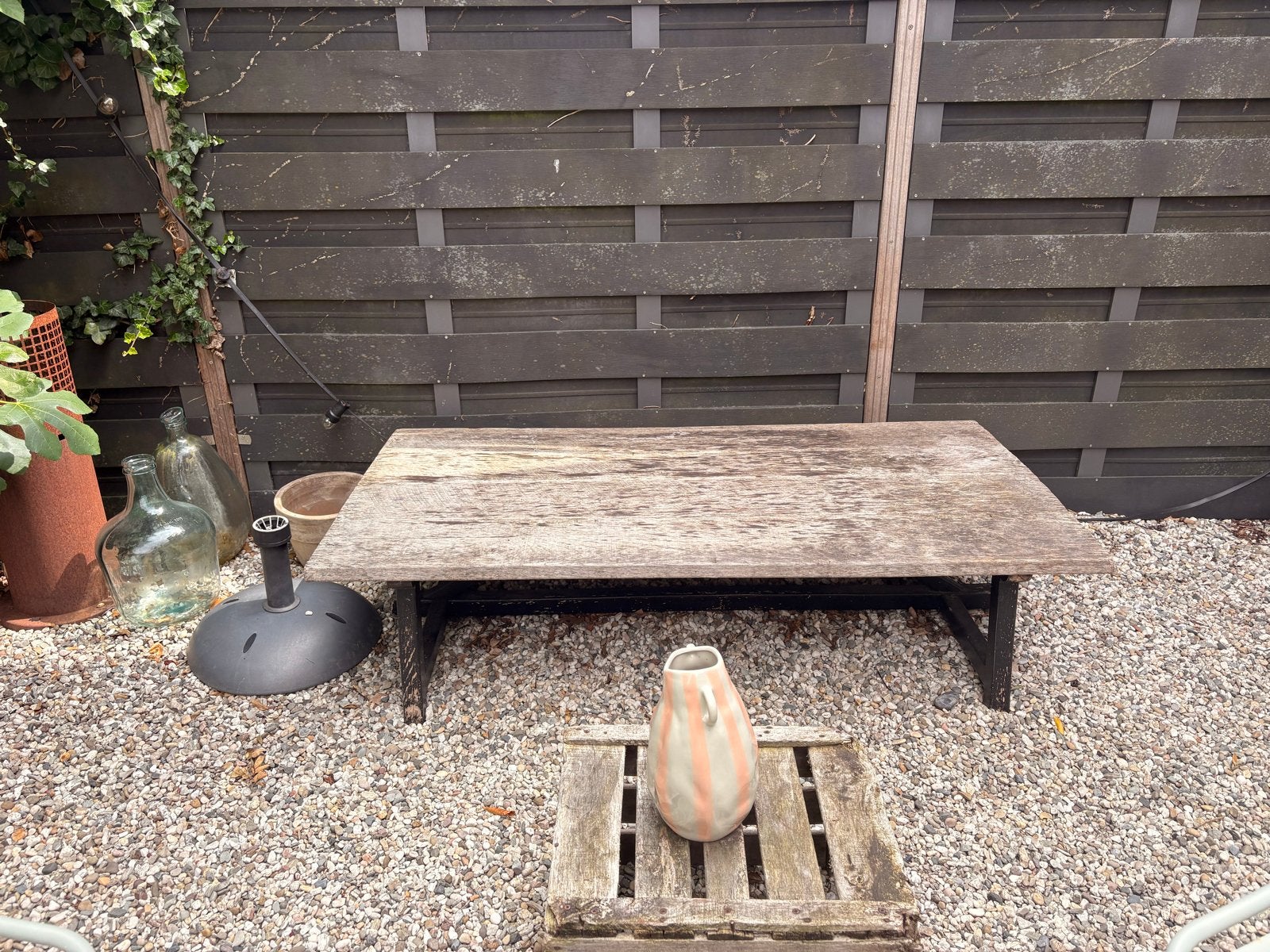 Robuuste houten lage tafel met ijzeren onderstel, Huis en Inrichting, Tafels | Salontafels, Ophalen, Gebruikt, 100 tot 150 cm