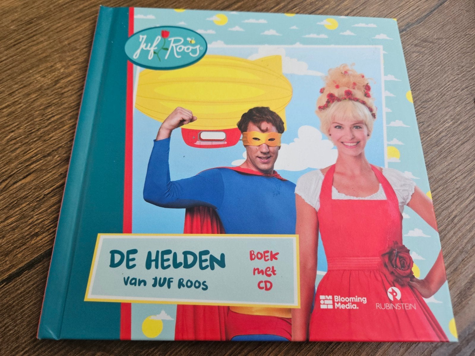Juf Roos: De Helden - Boek met CD, 3 tot 4 jaar, Ophalen of Verzenden, Zo goed als nieuw, Uitklap-, Voel- of Ontdekboek