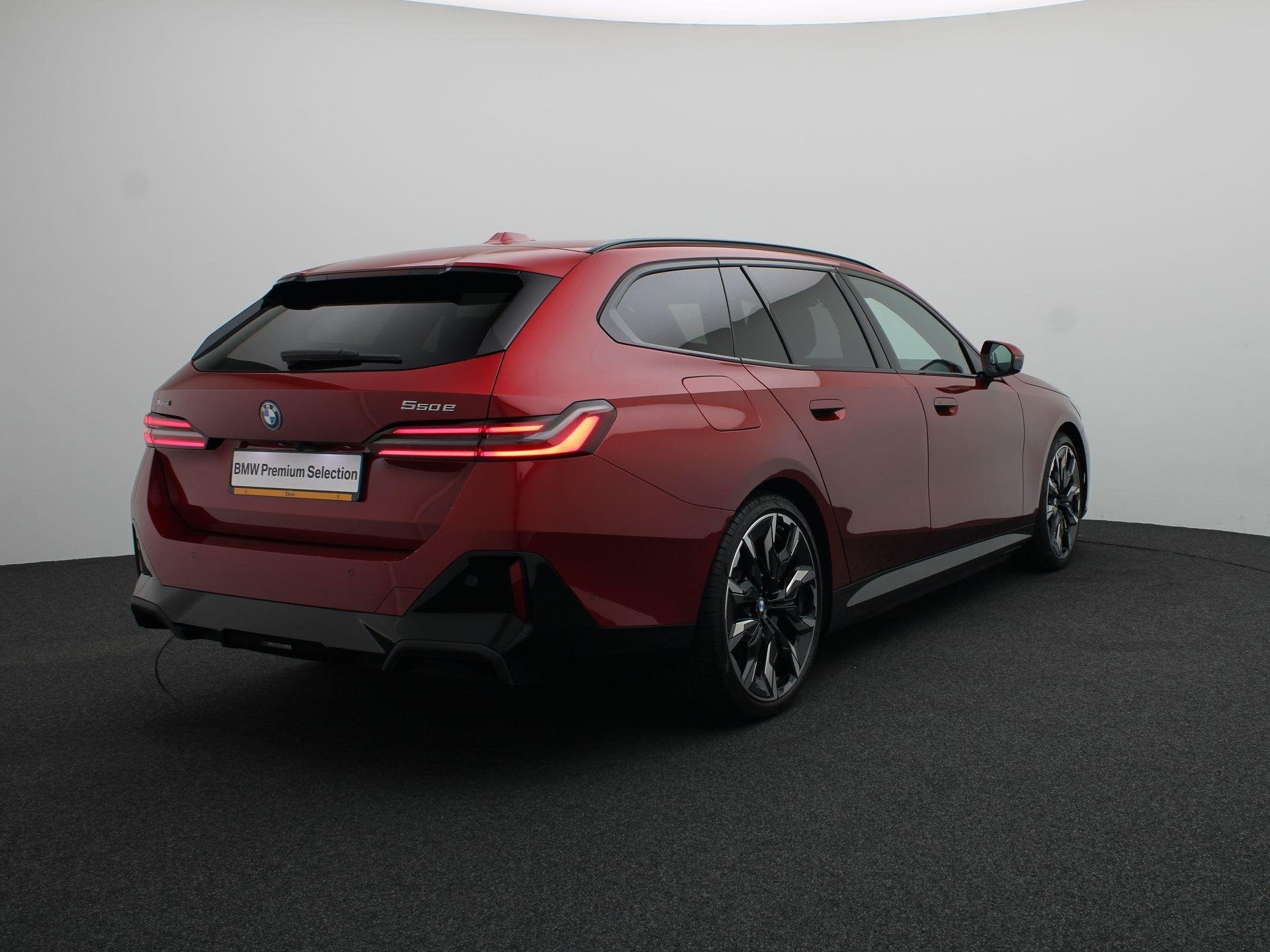 BMW 5 Serie Touring 550e xDrive M Sportpakket Pro | Innovati, Auto's, Automaat, Stof, Gebruikt, 135 min
