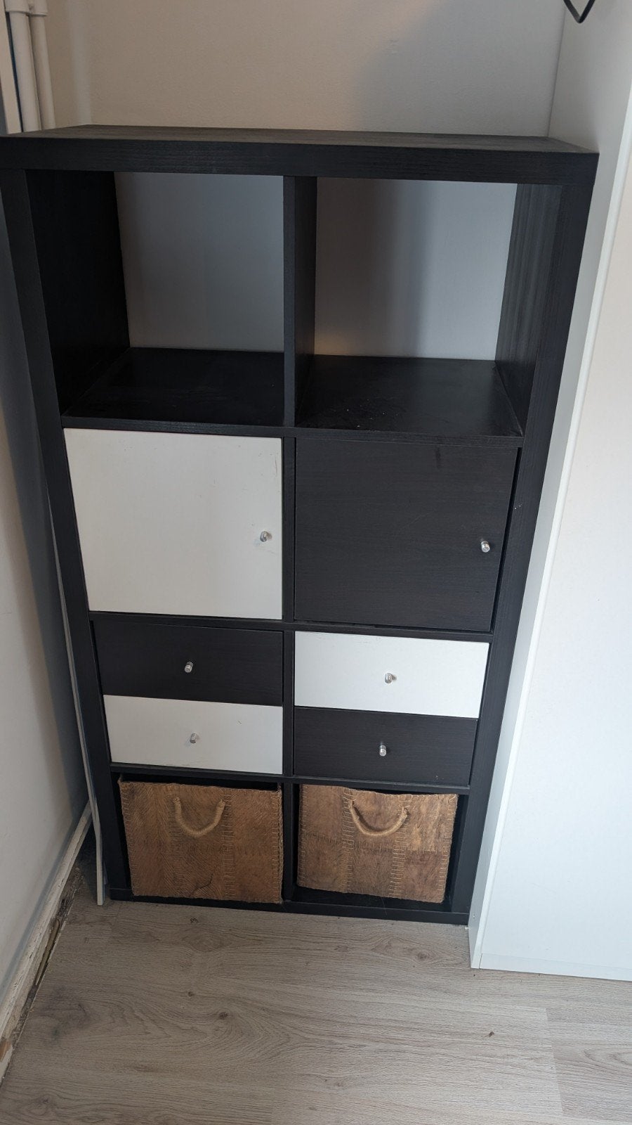 Zwart kastje met mandjes, lades en deuren - 76.5x39x147 cm, Huis en Inrichting, Kasten | Overige, Ophalen, Gebruikt