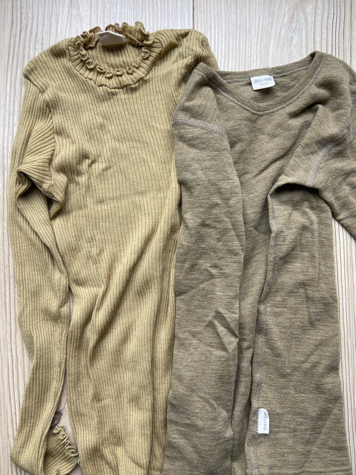 Dilling wollen longsleeves (woestijngras, oker) mt 134/140, Ophalen of Verzenden, Zo goed als nieuw, Jongen of Meisje, Shirt of Longsleeve