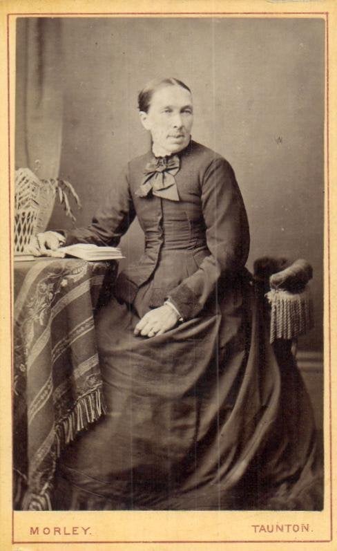 CDV - Vrouw aan tafel -JURK! - Mroley - Taunton, Gebruikt, Verzenden, Foto, Buitenland