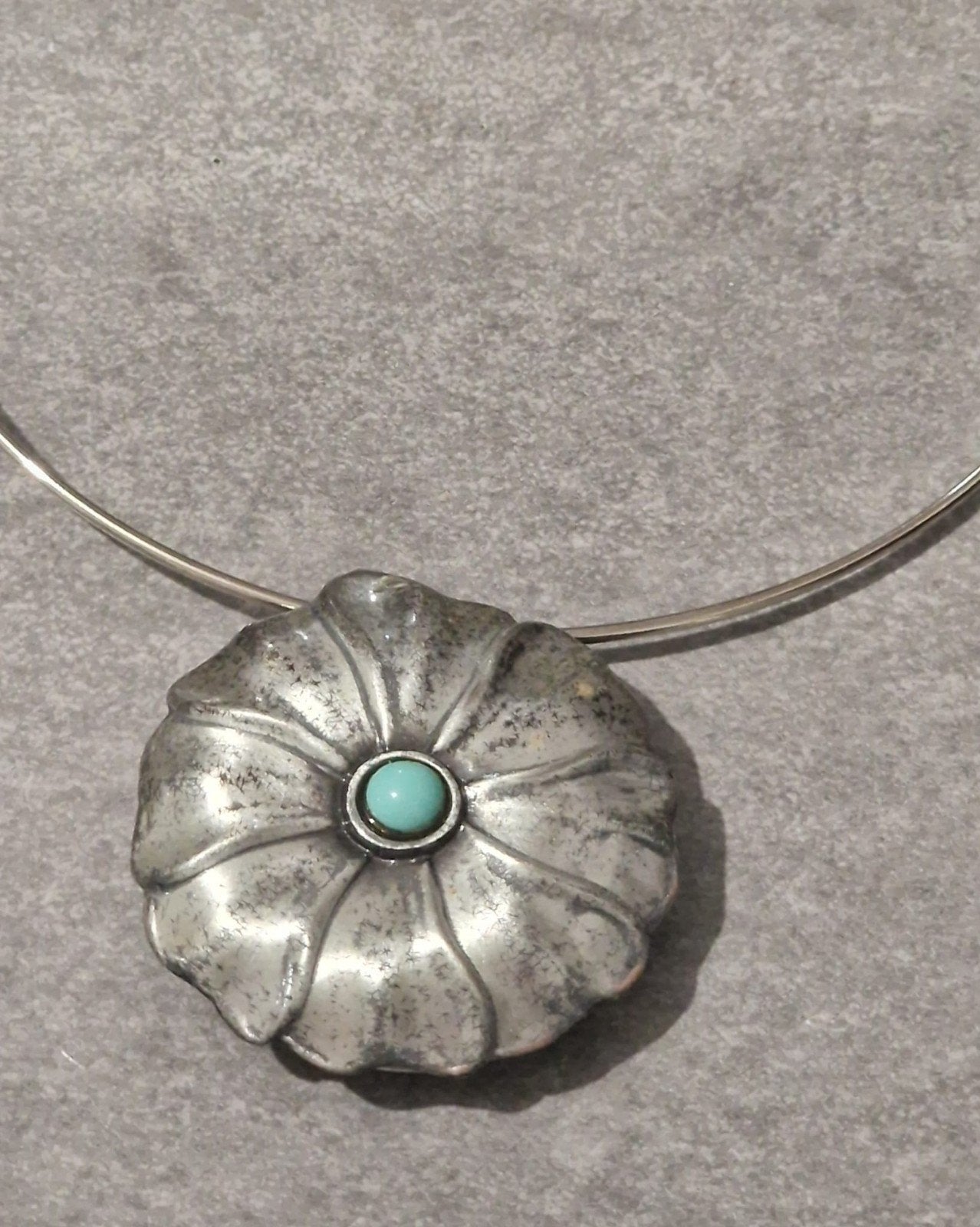 Zilverkleurige ketting met bloem hanger en turkoois steen, Overige materialen, Gebruikt, Verzenden, Met edelsteen