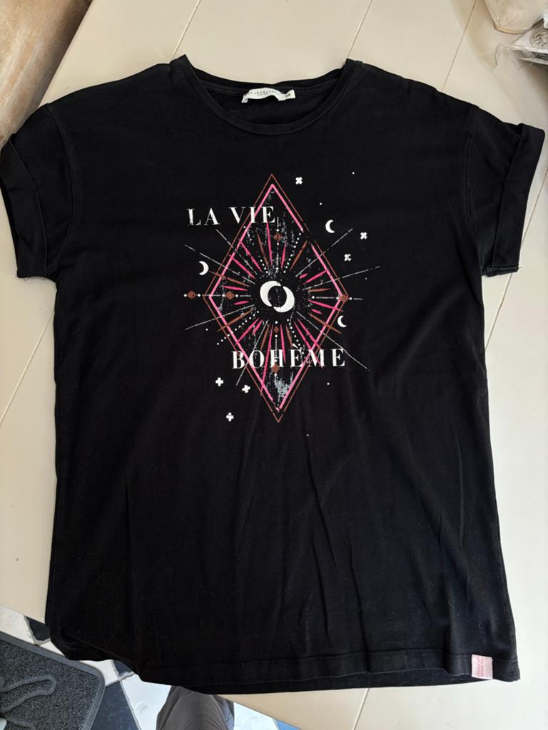 Zwart t-shirt maat M - La Vie Boheme print, Maat 38/40 (M), Zwart, Ophalen of Verzenden, Zo goed als nieuw