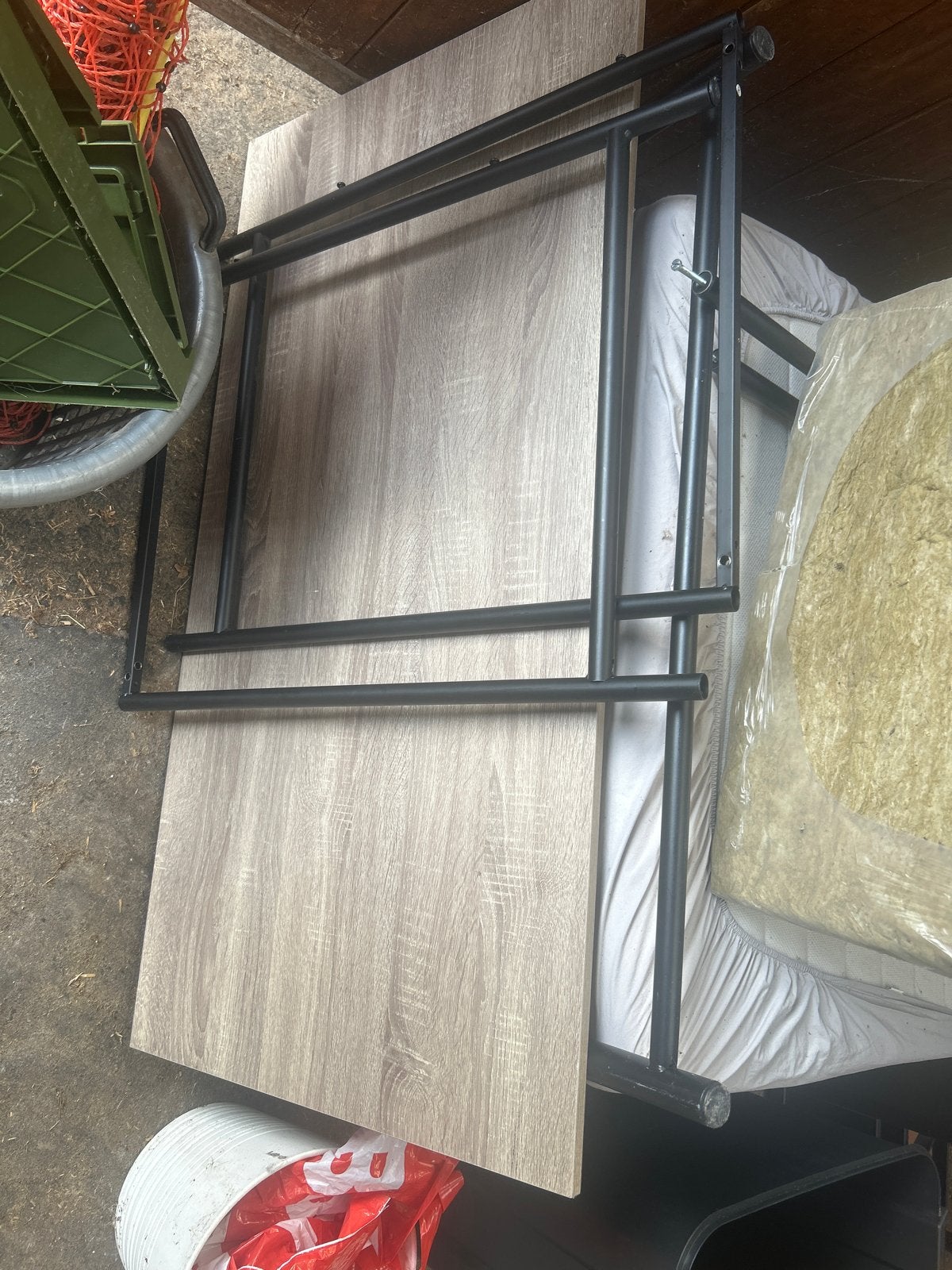 Bureau met houten plank en zwart metalen frame, Ophalen, Gebruikt