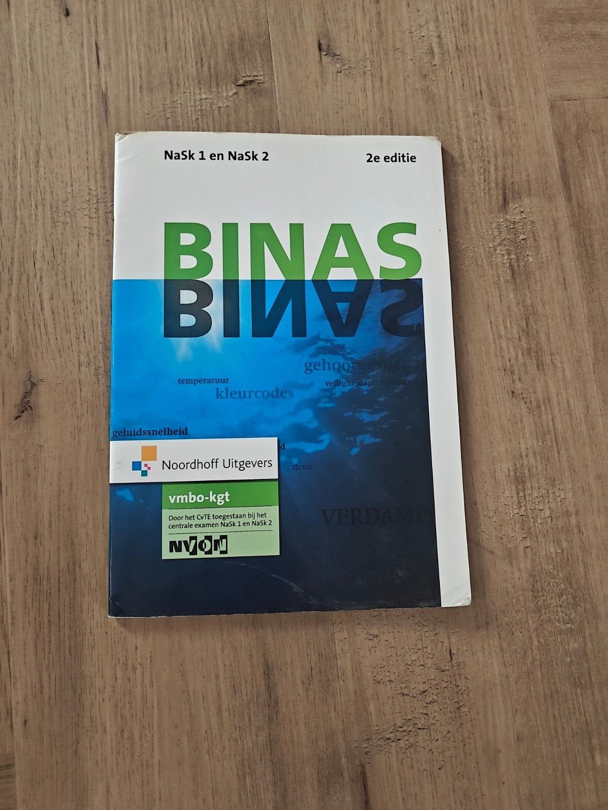 BINAS vmbo-kgt NaSk 1 en NaSk 2 - 2e editie, Ophalen of Verzenden, Zo goed als nieuw, VMBO, Natuurkunde