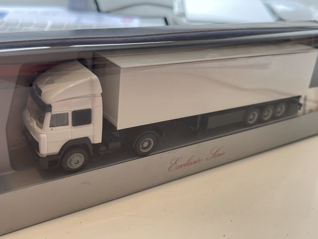 Herpa 180467 Exclusiv Serie: Iveco met Schmitz trailer 1:87, Ophalen of Verzenden, Zo goed als nieuw, Bus of Vrachtwagen, Herpa