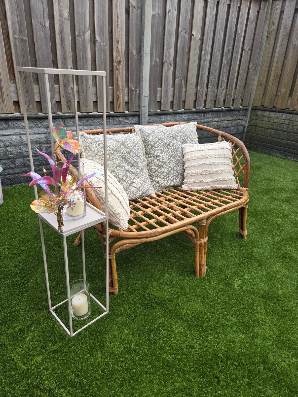 Te huur: Rotan bankje met kussens en evt stoeltjes, Twee, Bruin, Bohemian, Natuurlijk, Tuinmeubilair, Ophalen of Verzenden