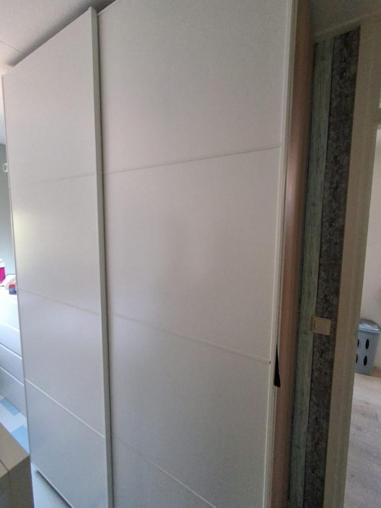 IKEA PAX  kledingkast met schuifdeuren en opbergruimte, Ophalen, 100 tot 150 cm, Zo goed als nieuw, Modern