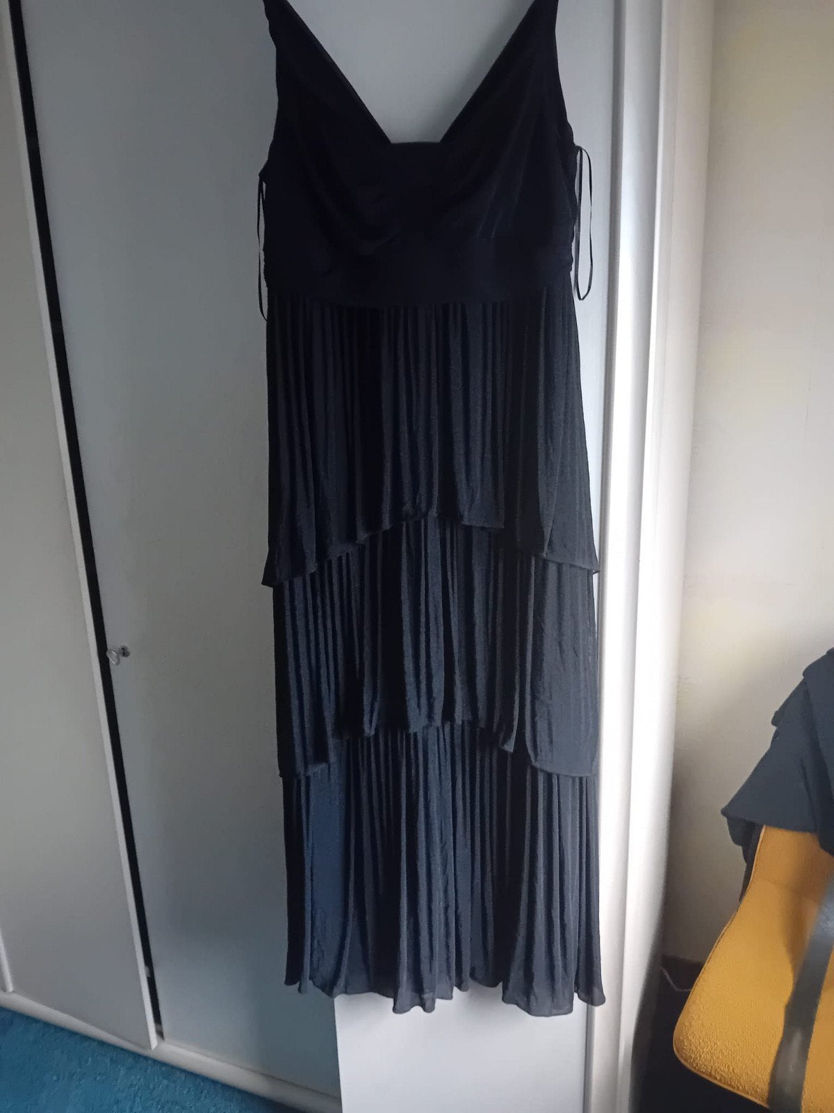 Elegante Zwarte Maxi Jurk met Gelaagde Rok, Maat 38/40 (M), Zwart, Nieuw, Ophalen of Verzenden