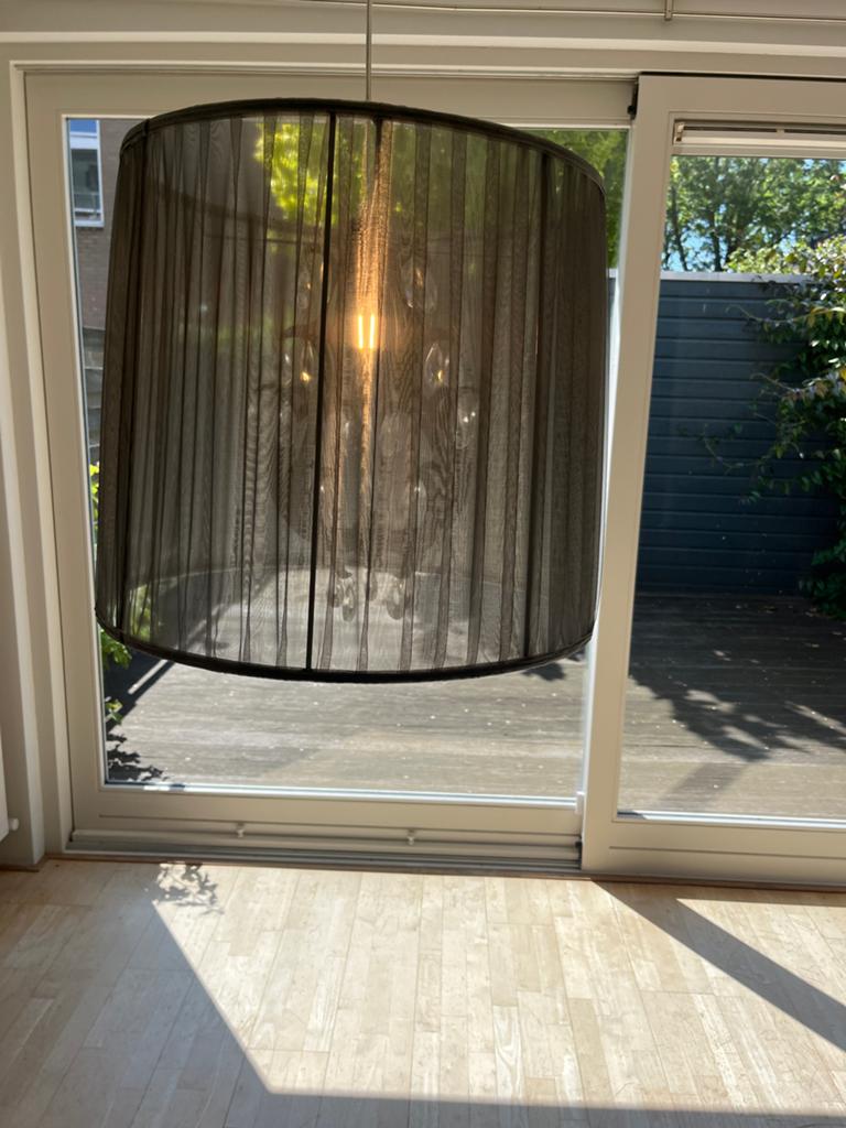 Moderne hanglamp met zwarte stoffen kap, Huis en Inrichting, Lampen | Hanglampen, Ophalen, Zo goed als nieuw