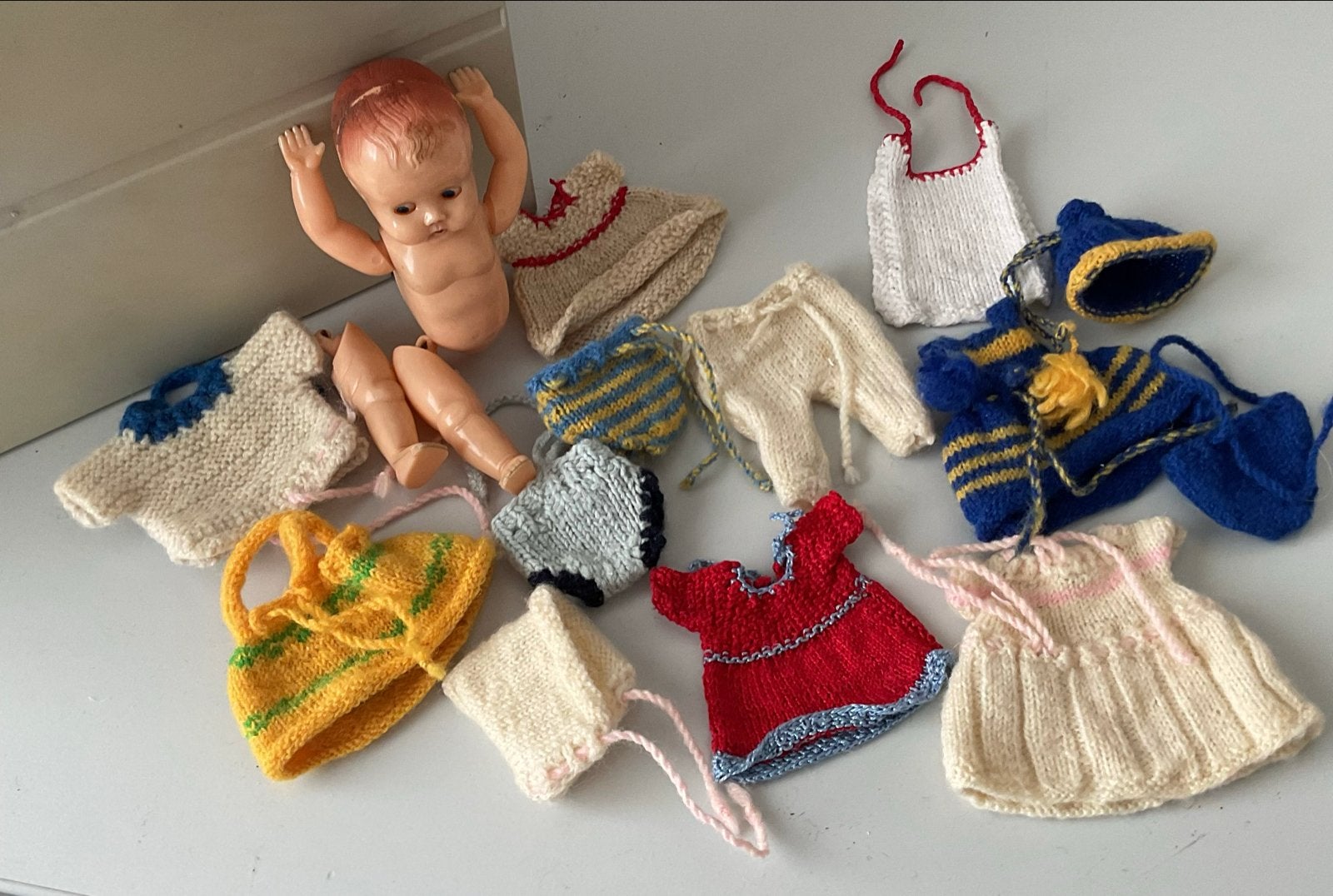 Vintage Babypop met handgebreide kleertjes, Ophalen of Verzenden, Gebruikt, Babypop