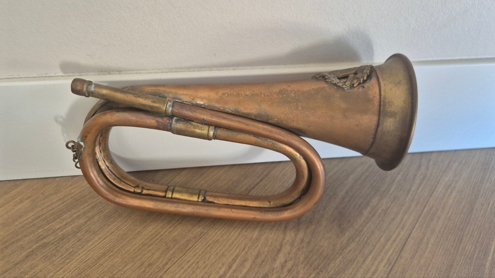 Antieke koperen trompet met embleem, Muziek en Instrumenten, Ophalen of Verzenden, Gebruikt, Overige typen