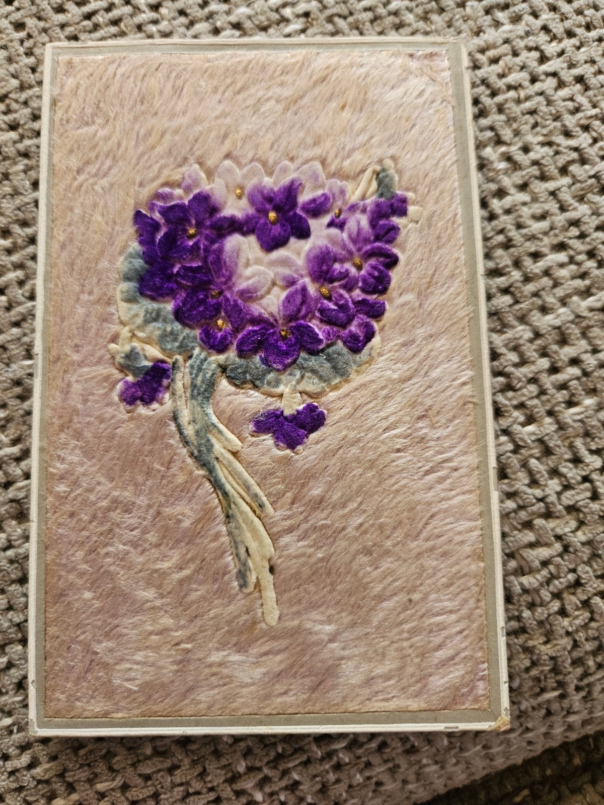 Brocante dik bedrukt Franse Ansichtkaart Viooltjes Reliëf, Ophalen of Verzenden