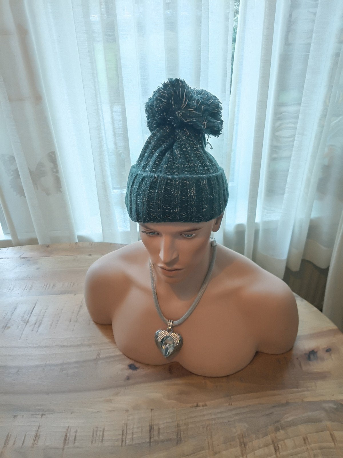 Donkergrijze gebreide muts met pompon, Maat 38/40 (M), Nieuw, Ophalen of Verzenden, Onbekend
