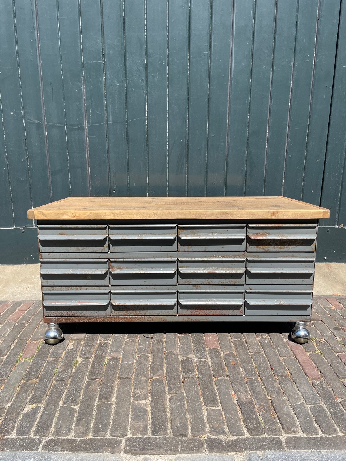 Vintage ijzeren ladekast met houten blad op wielen, Gebruikt, ., ., Minder dan 100 cm