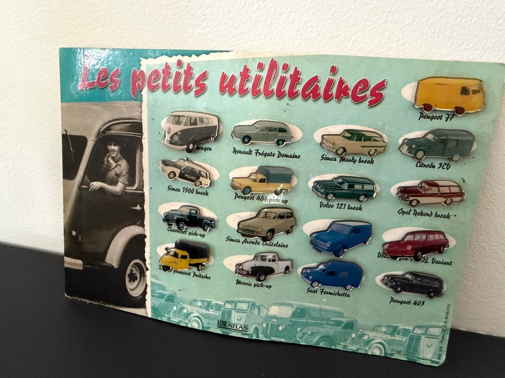 Vintage kaart met speldjes auto’s, Ophalen of Verzenden