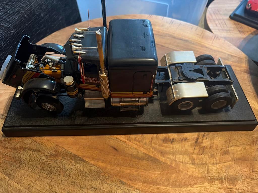 Gedetailleerd model van een Amerikaanse truck, Hobby en Vrije tijd, Modelauto's | 1:24, Ophalen, Zo goed als nieuw, Bus of Vrachtwagen