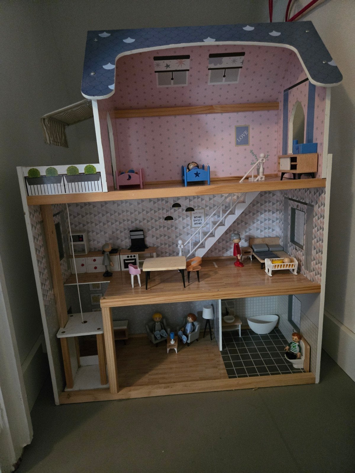 Groot houten poppenhuis met meubels en poppen, Verzamelen, Poppenhuizen en Toebehoren, Ophalen, Poppenhuis