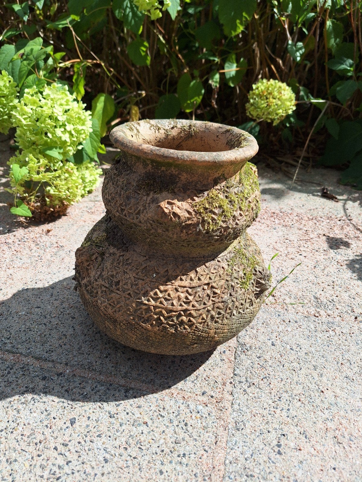 Decoratieve terracotta pot met mos, Antiek en Kunst, Ophalen