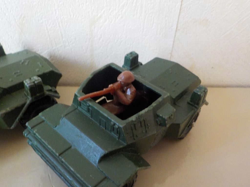 2x Army Daimler Scout Car van Corgi Juniors, Hobby en Vrije tijd, Modelauto's | 1:50, Ophalen of Verzenden, Gebruikt, Bus of Vrachtwagen