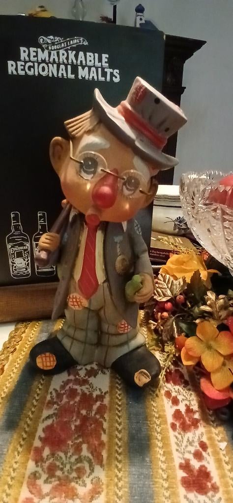Duits stenen beeldje van een zwerver/clown, Antiek en Kunst, Minder dan 20 cm, Ophalen of Verzenden, Steen of Keramiek, Beeld