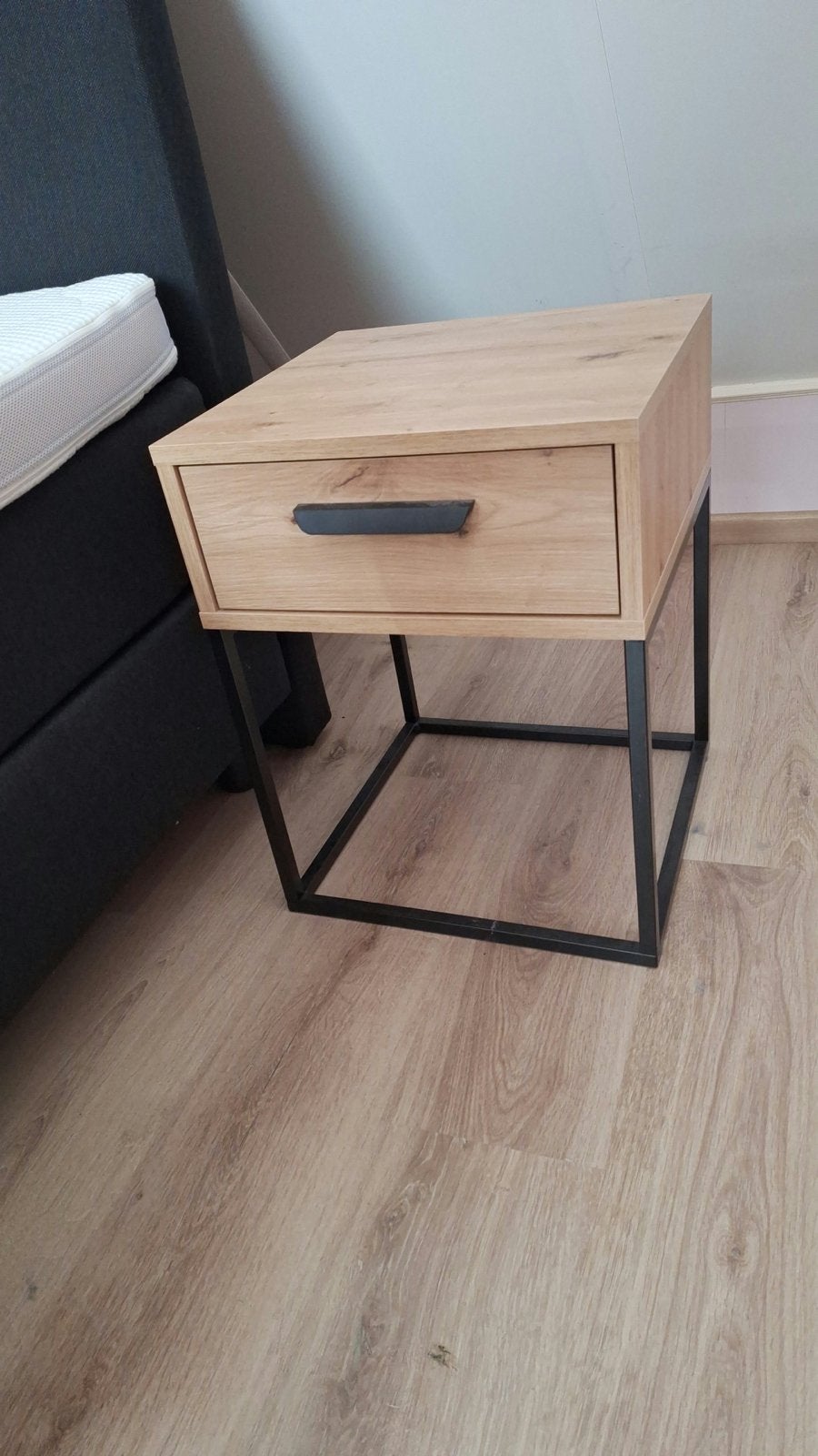 Nachtkastje met lade en metalen frame, Minder dan 55 cm, Zo goed als nieuw, Rechthoekig, Hout