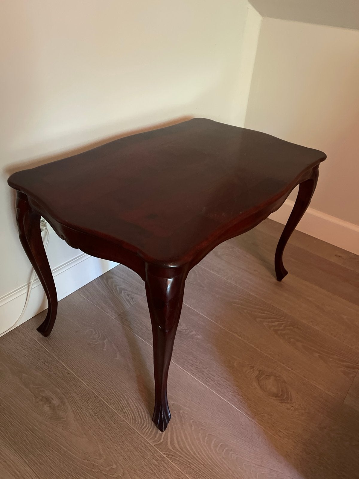 Klassieke bijzettafel met sierlijke poten, Ophalen