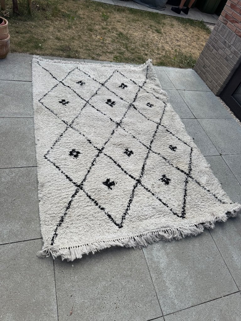 Leuk hoogpolig tapijt met ruitpatroon, kleur: creme/zwart, Ophalen, Gebruikt, Crème, 200 cm of meer