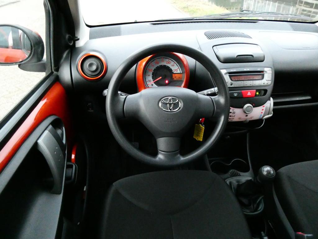 Toyota Aygo 1.0 VVT-i Comfort 5-deurs Airco Navi 2e eigenaar, Voorwielaandrijving, Euro 5, Stof, Gebruikt