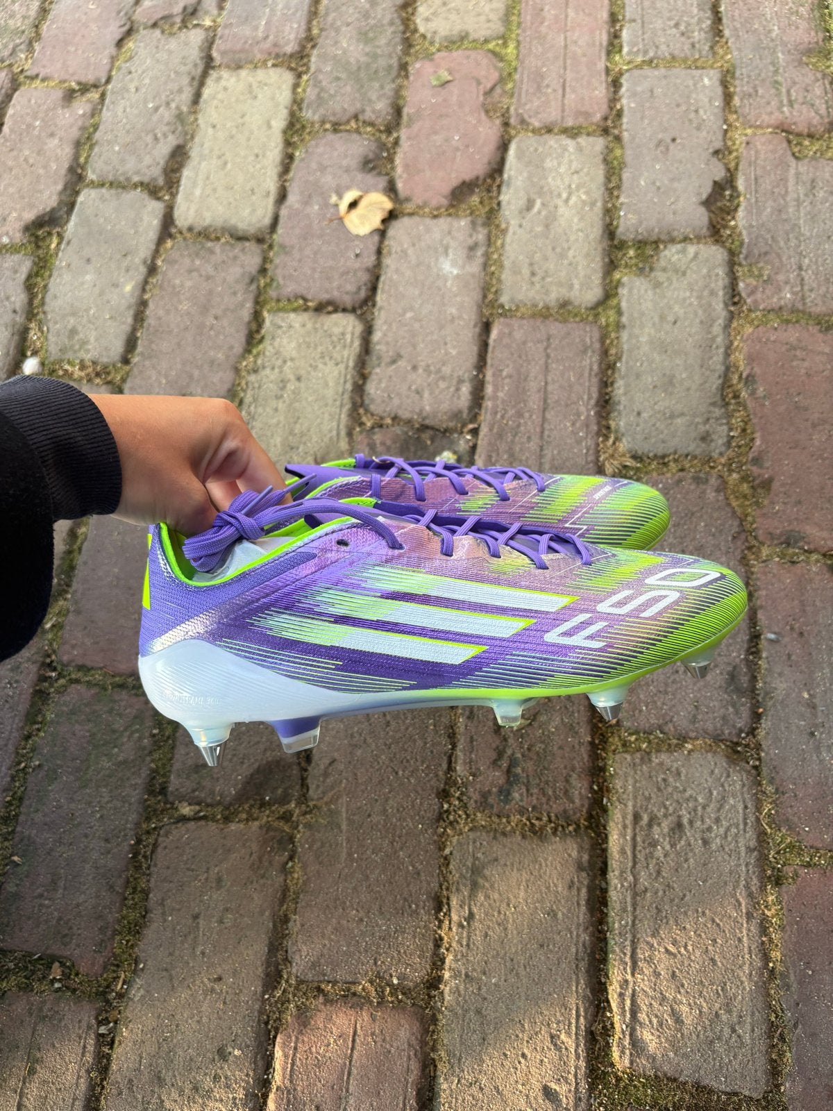 Adidas Voetbalschoenen - Nieuw met ijzeren noppen, Ophalen of Verzenden, Nieuw, Schoenen