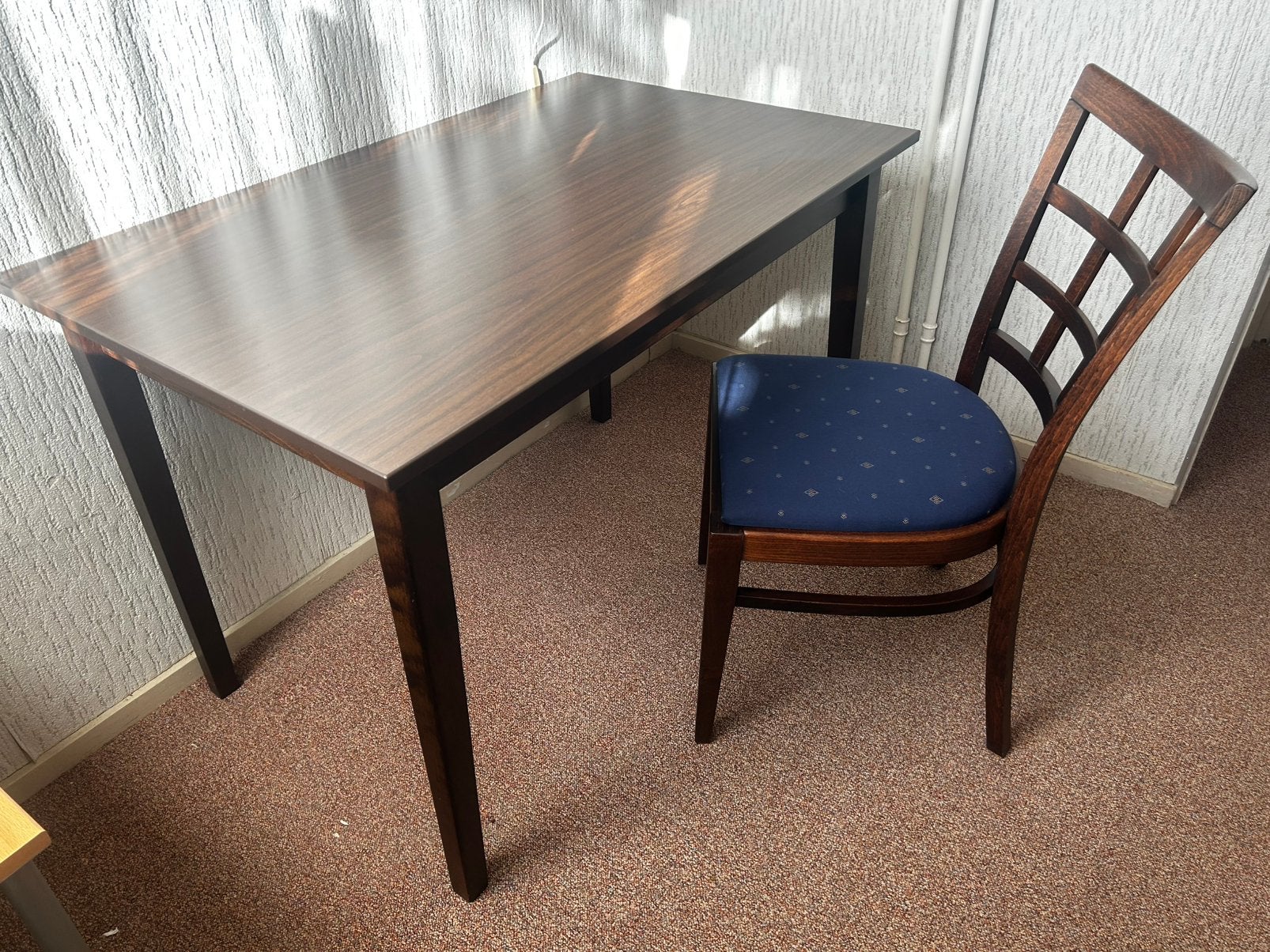 Bureau (tafel) & stoel met donkerblauwe zitting, Ophalen, Overige typen, Hout, Bruin