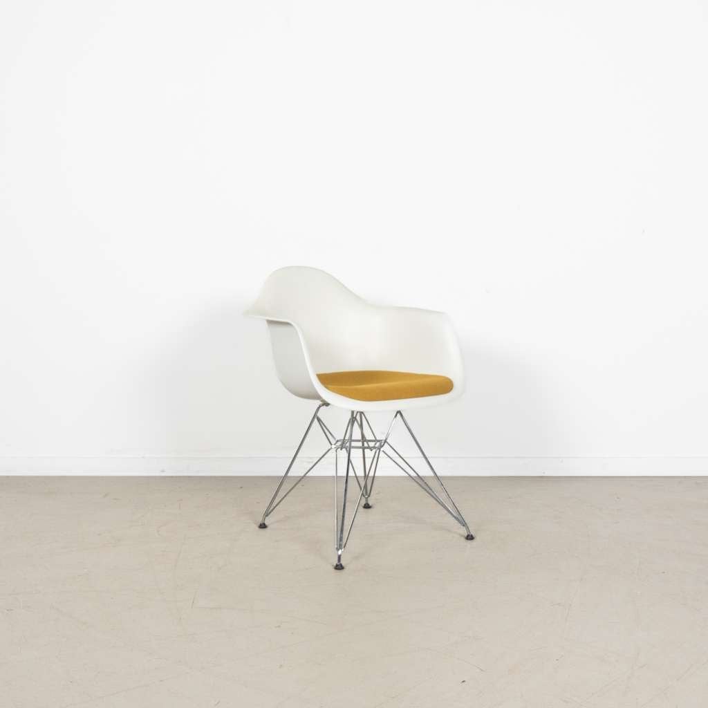 2x Vitra Eames DAR Stoel Wit/Geel Kunststof/Stof - Chroom, Niet ingevuld, Twee, Stof, Wit