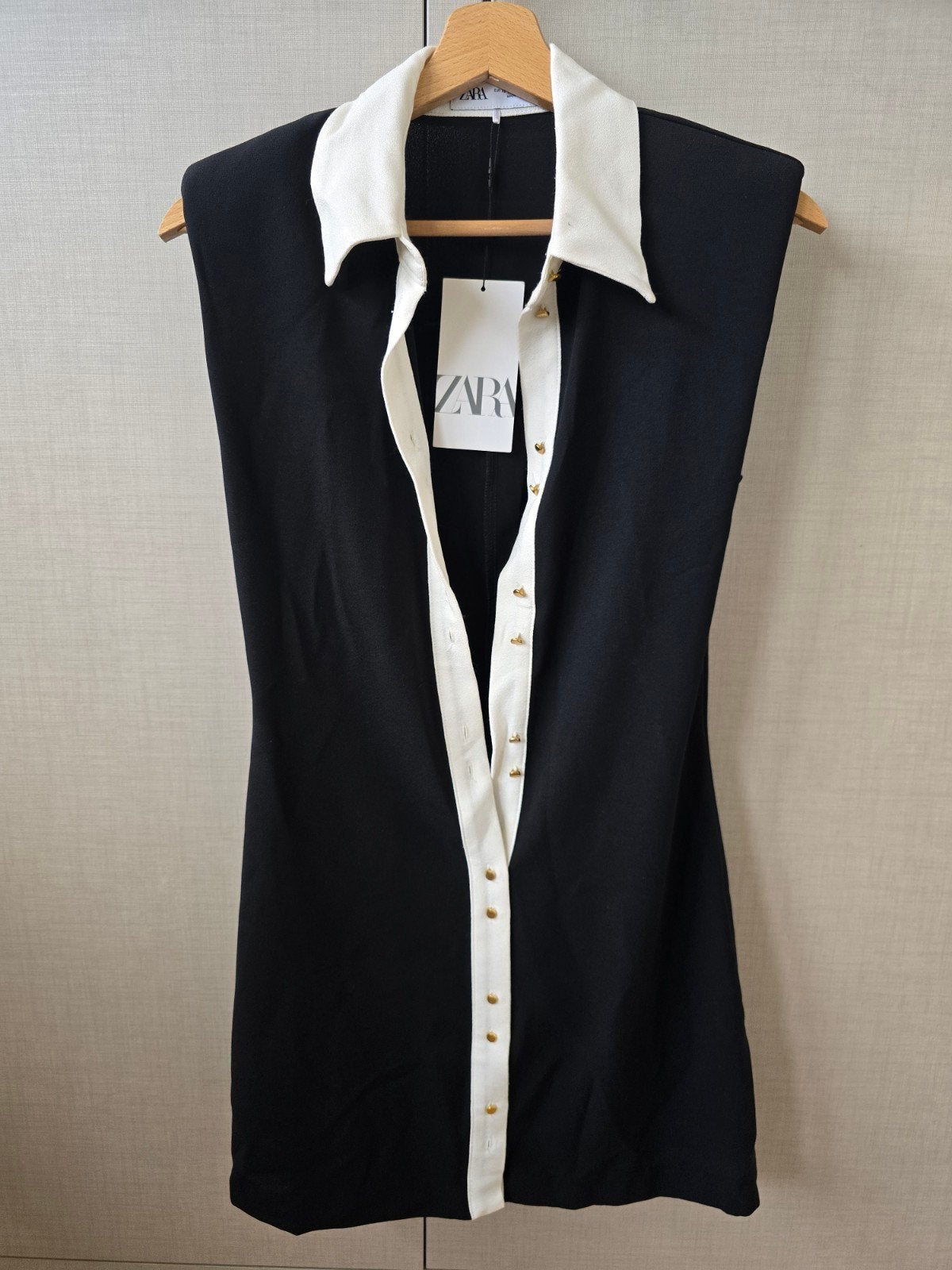 Nieuwe Zara jurk met bon - Zwart/Wit met gouden knopen, Nieuw, Ophalen of Verzenden, Maat 34 (XS) of kleiner, Boven de knie