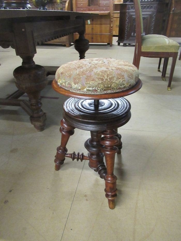 Oer 10570 eikenhouten pianokruk, Ophalen