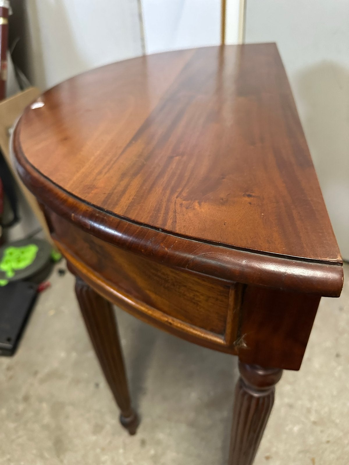 Klassieke halfronde sidetable met lade, Ophalen