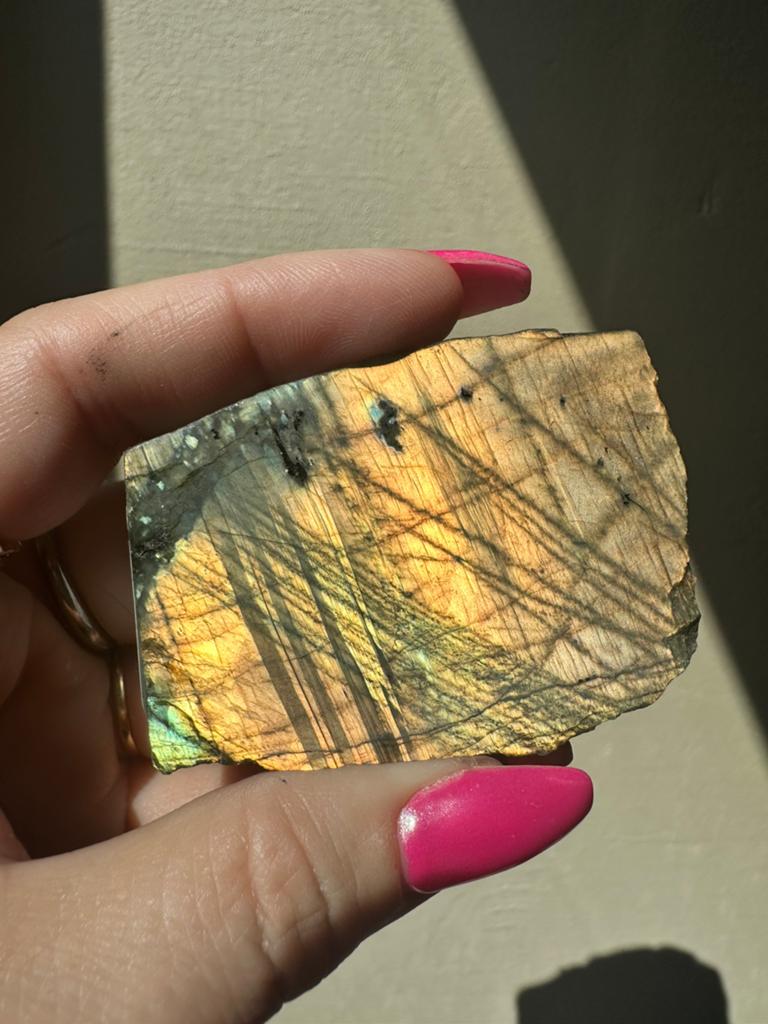 Goud en beetje groenkleurige labradoriet op standvlakje, Ophalen of Verzenden, Mineraal