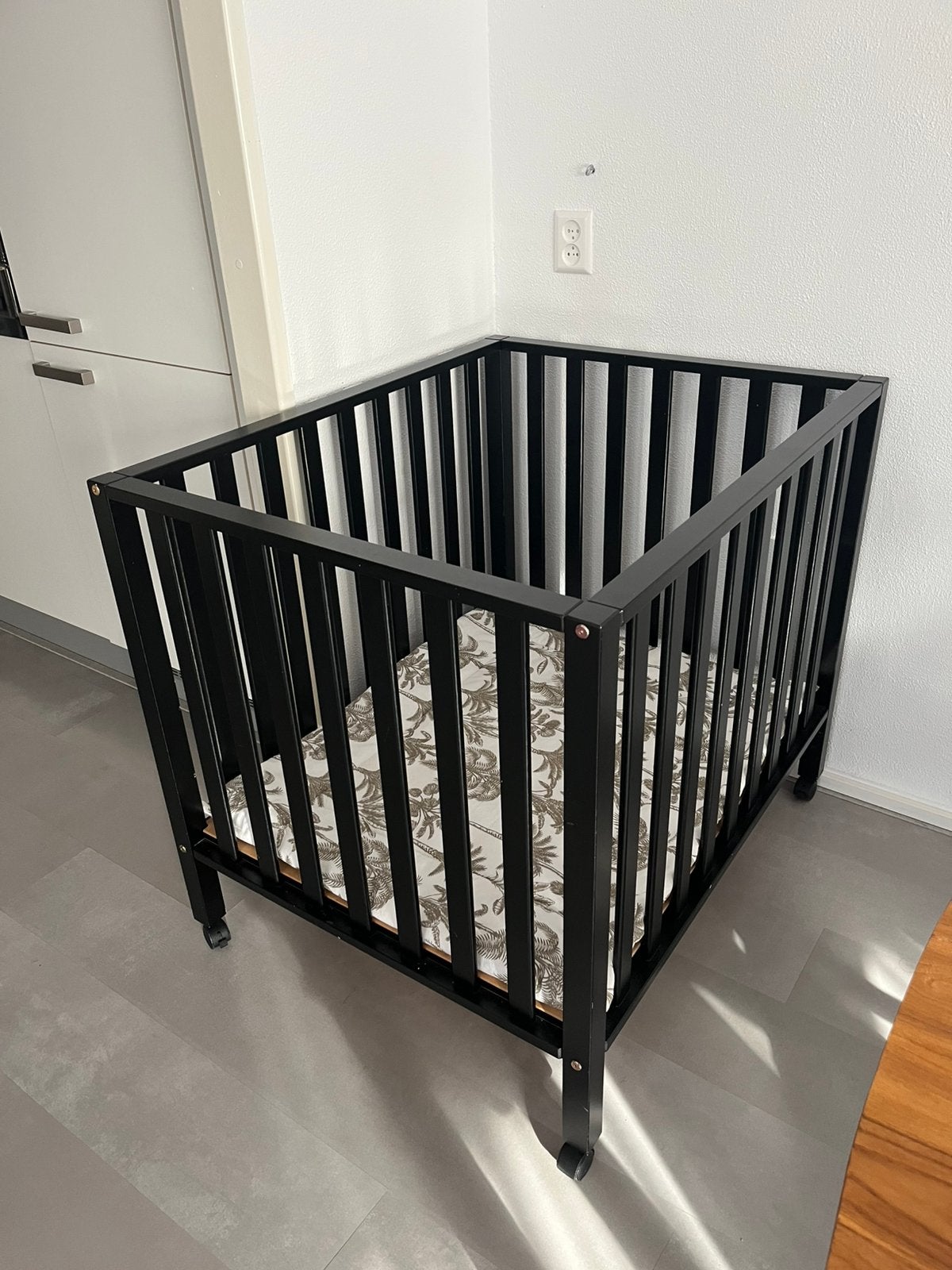 Zwarte box op wieltjes, Kinderen en Baby's, Boxen, Ophalen, Gebruikt, Rechthoekig, Wieltjes