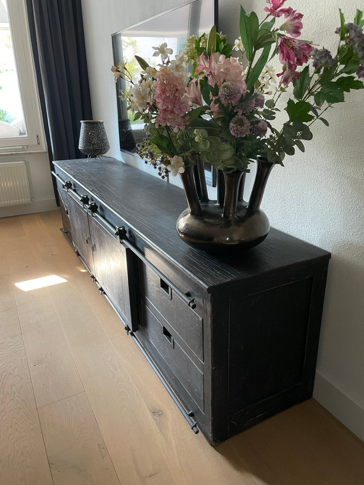 Robuust zwart dressoir met schuifdeuren en lades, Huis en Inrichting, Ophalen, Zo goed als nieuw, 200 cm of meer, Minder dan 100 cm