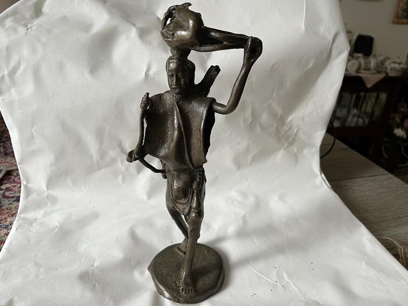 Oud Bronzen Beeld. Jager met een geschoten gems op zijn hoof, Antiek en Kunst, Beeld, Europa, Modern, Man