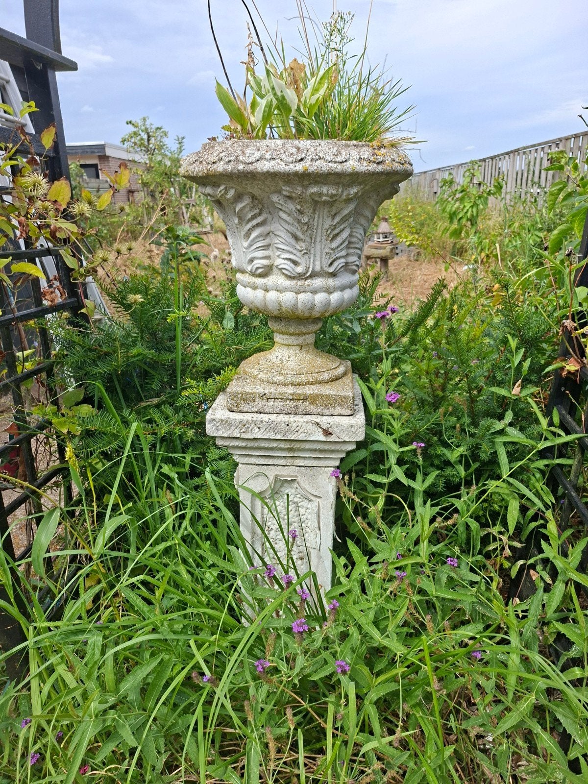 zuil met vaas. tuinbeeld, Tuin en Terras, Tuinbeelden, Ophalen, Gebruikt, Beton, Overige typen