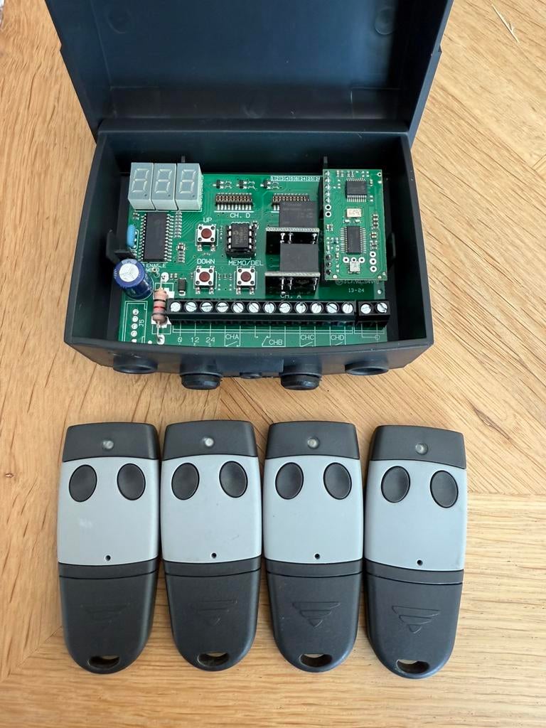 Ontvanger Cardin RCQ449ND00 met 4 handzenders, Ophalen of Verzenden, Zo goed als nieuw