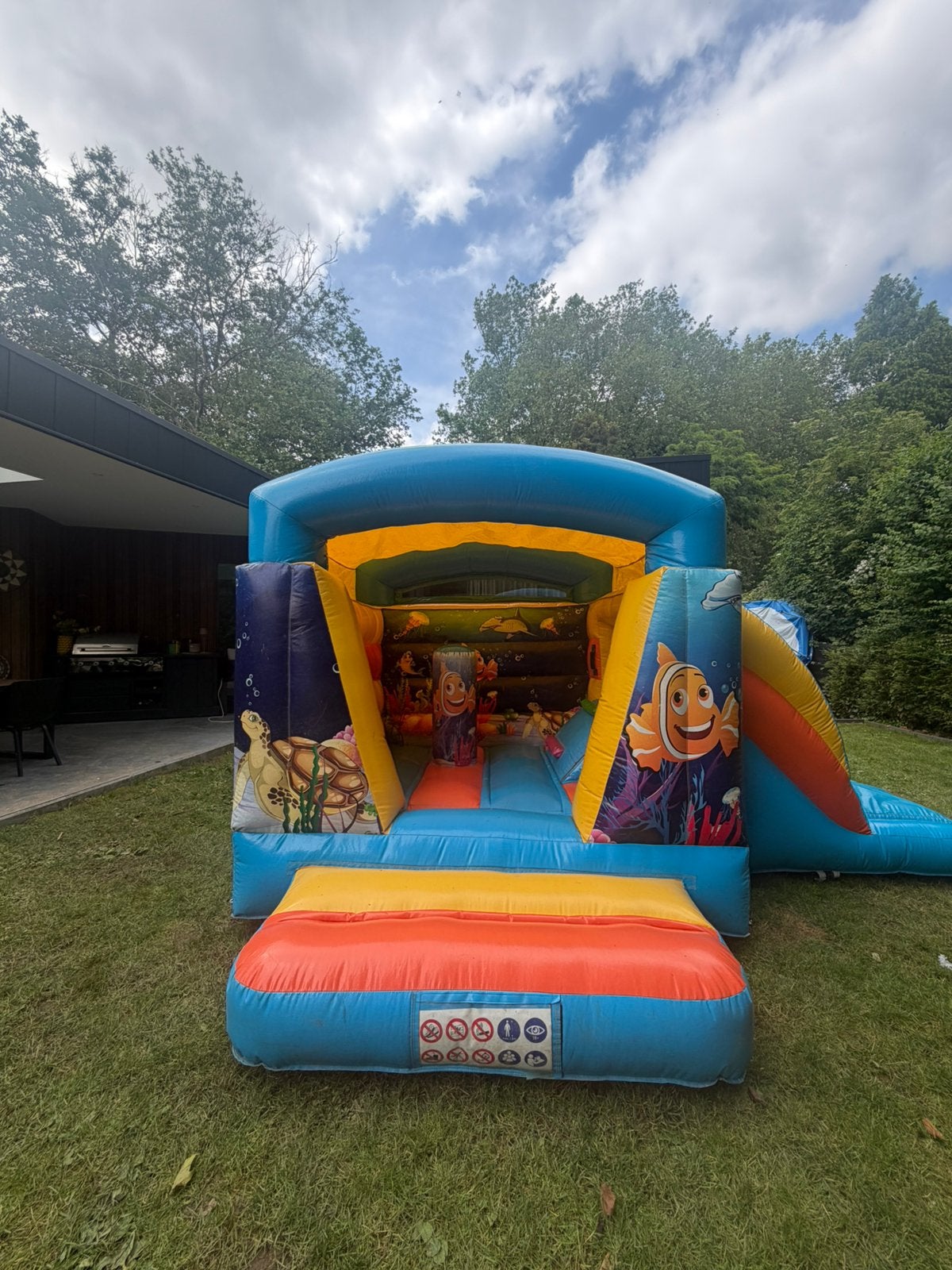 Springkasteel 'Finding Nemo' met glijbaan te huur, Ophalen, Gebruikt