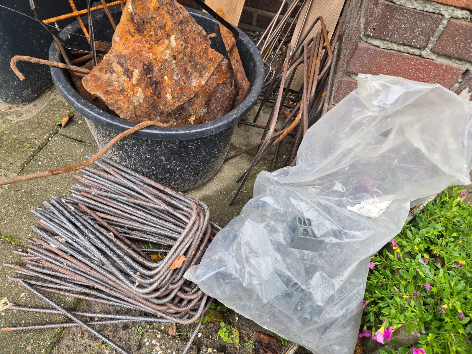 Diverse bouwmaterialen: ijzeren staven en plastic onderdelen, Ophalen of Verzenden, Gebruikt, 50 tot 100 mm, Overige typen