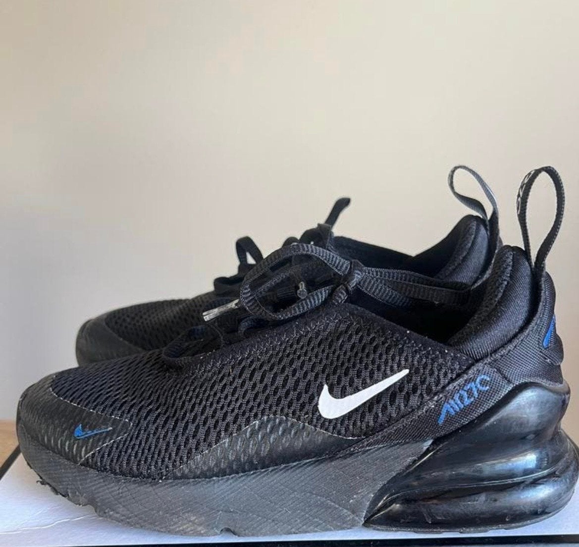 Nike Air Max 270 - Zwart met blauwe accenten, Ophalen of Verzenden, Gebruikt, Jongen of Meisje, Sportschoenen