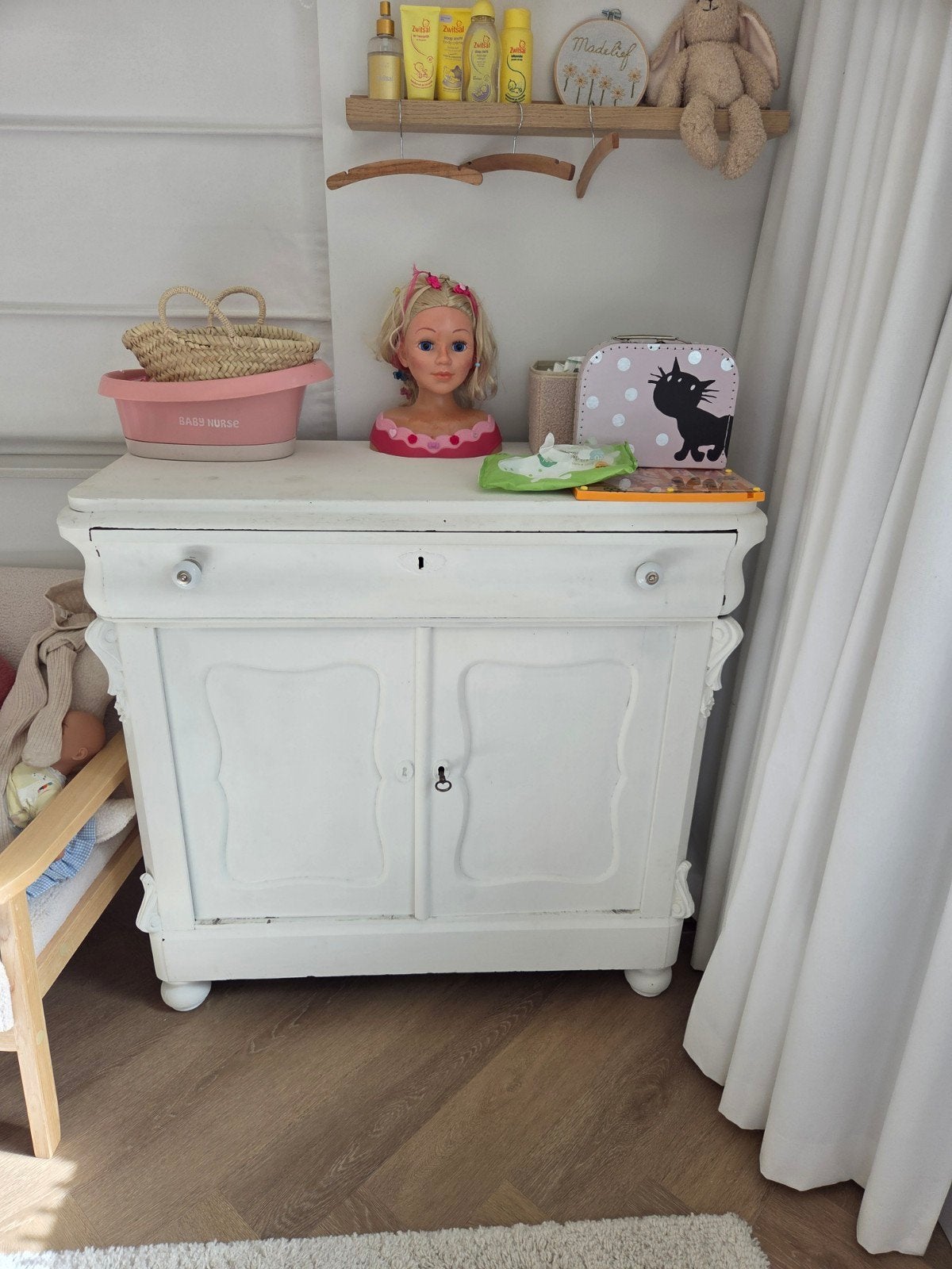 Antieke witte commode met lade en deuren