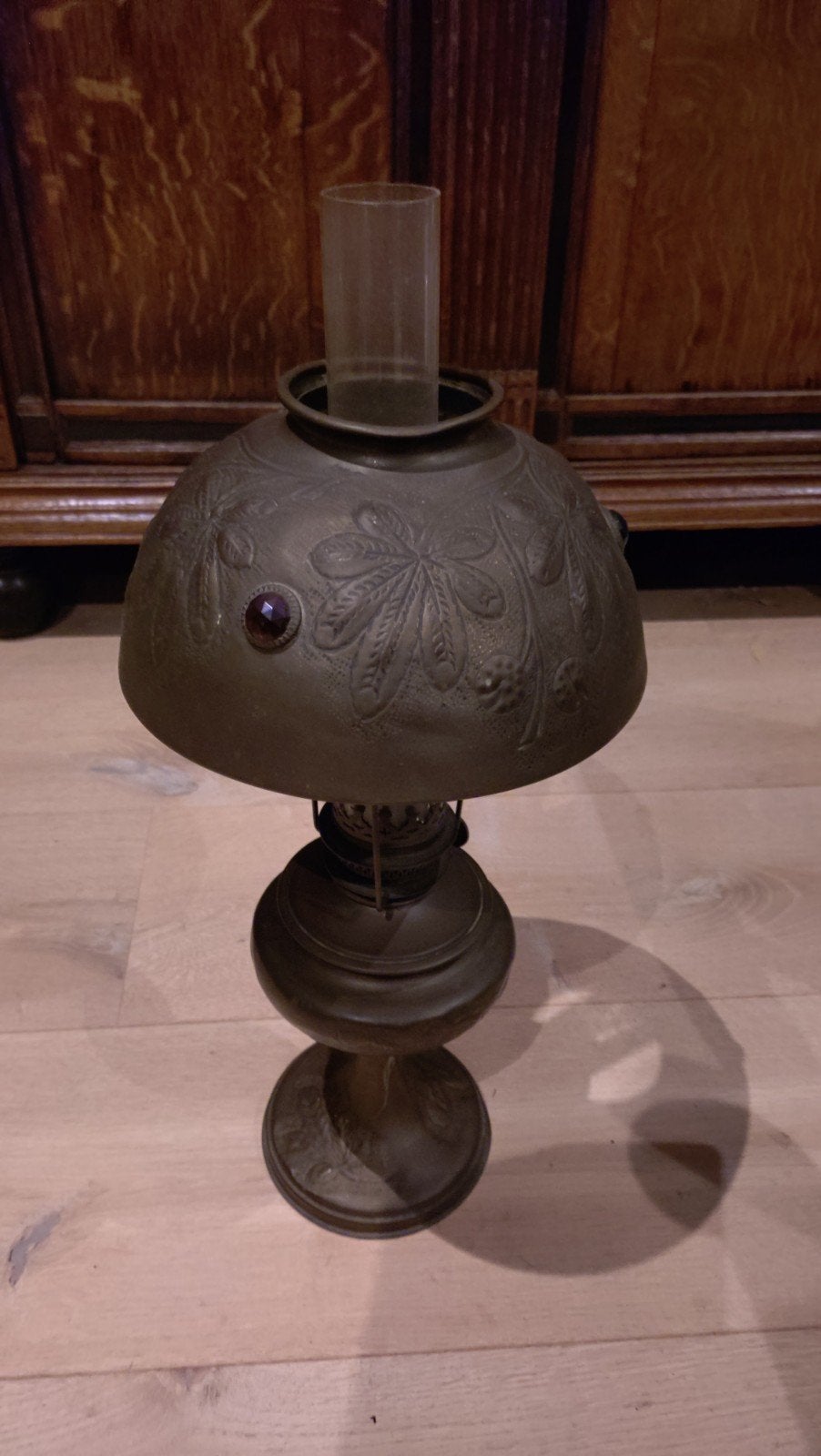 Antieke olielamp met sierlijke kap, Ophalen