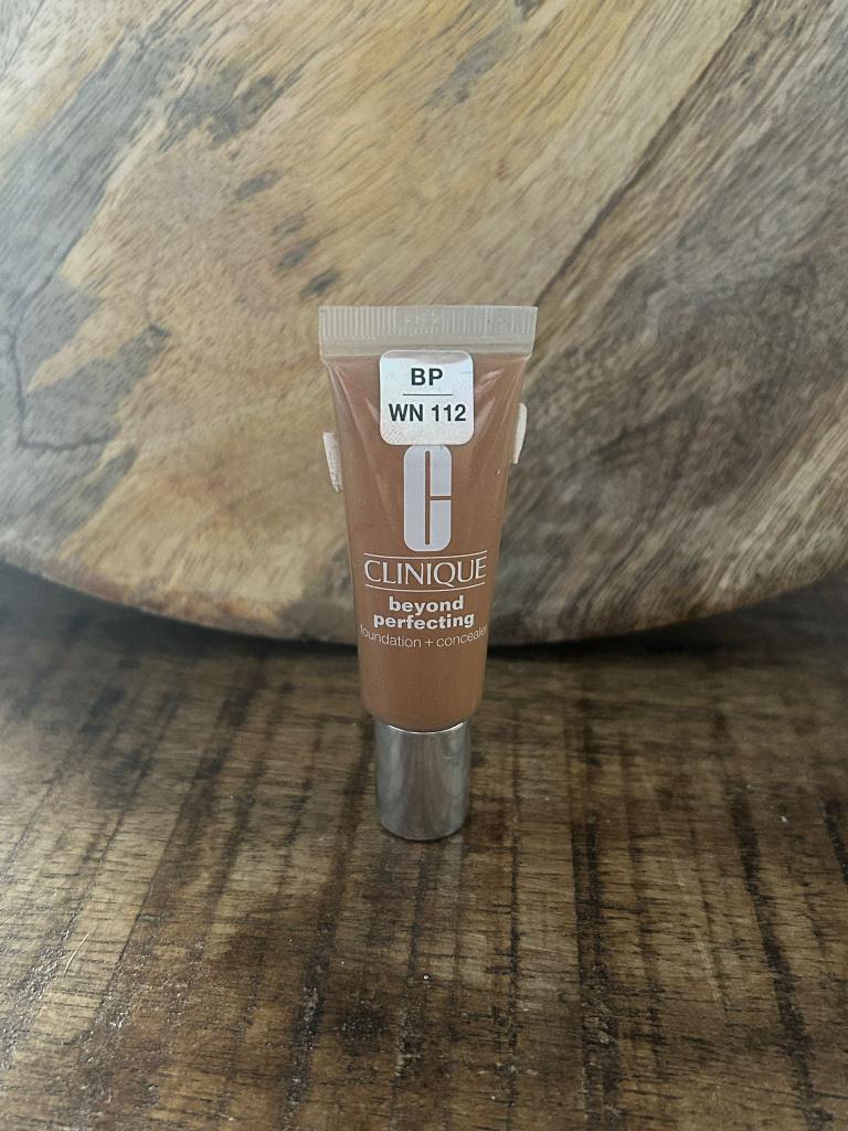 Clinique Beyond Perfecting Mini Foundation WN112, Gehele gezicht, Beige, Ophalen of Verzenden, Zo goed als nieuw